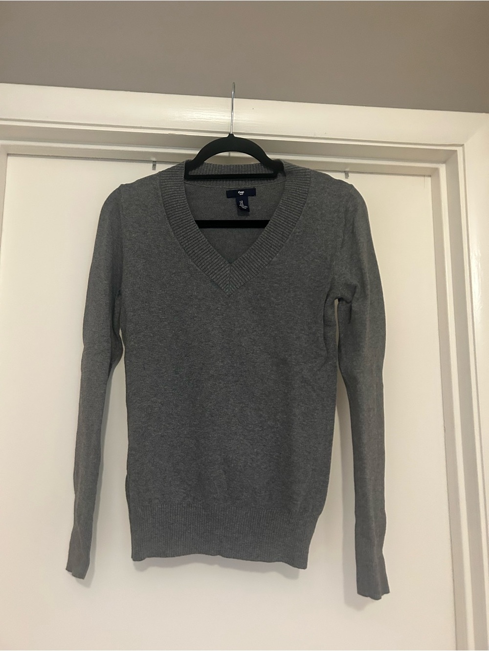 GAP Women's V-Neck Sweater - Gray